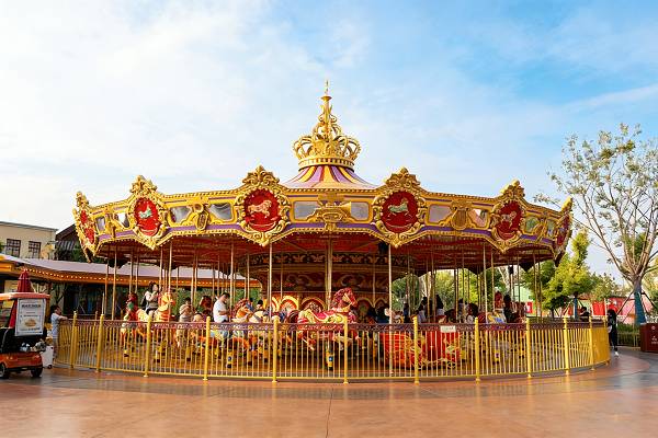 How Should Queue, Boarding, and Exit Areas Be Planned for a High-Capacity Adult Carousel?